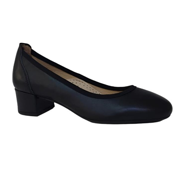 Via Veneto Court shoe with small block heel -